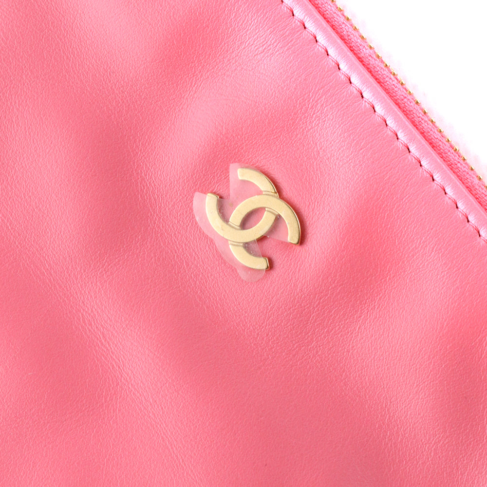 CHANEL - Sac cabas Chanel 22 en cuir matelassé rose et pochette