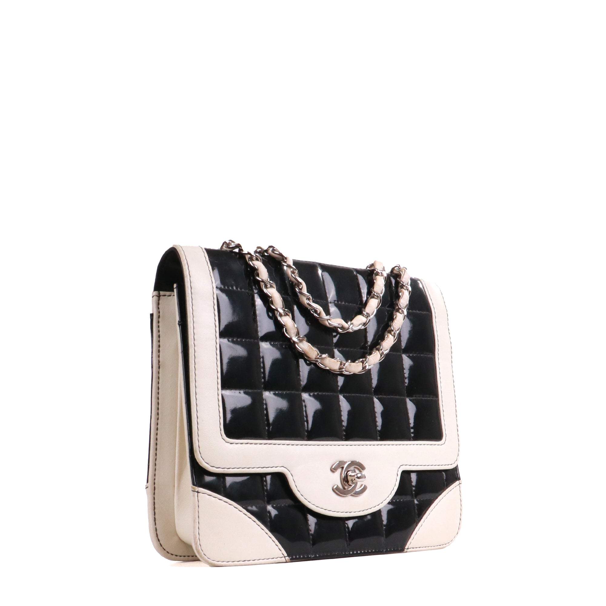 CHANEL - Classique / Timeless Jumbo double flap shoulder bag in black caviar leather