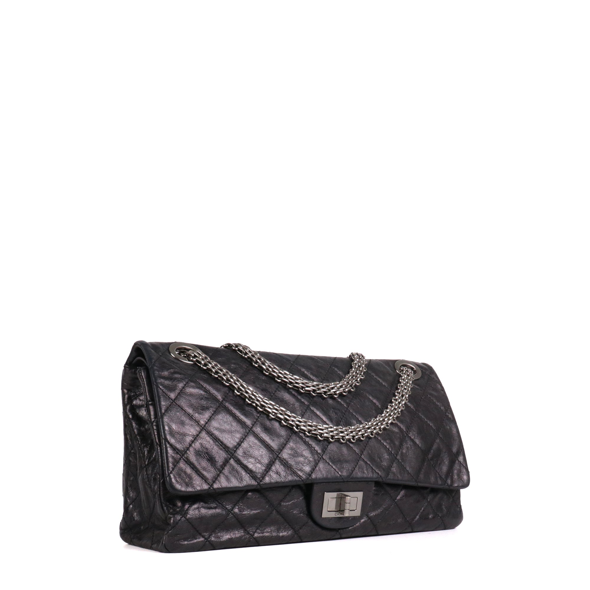 CHANEL - Sac à bandoulière 2.55 Chanel Maxi en cuir froissé noir