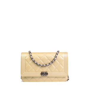 CHANEL - Sac à bandoulière Wallet On Chain Boy Chanel en cuir verni beige