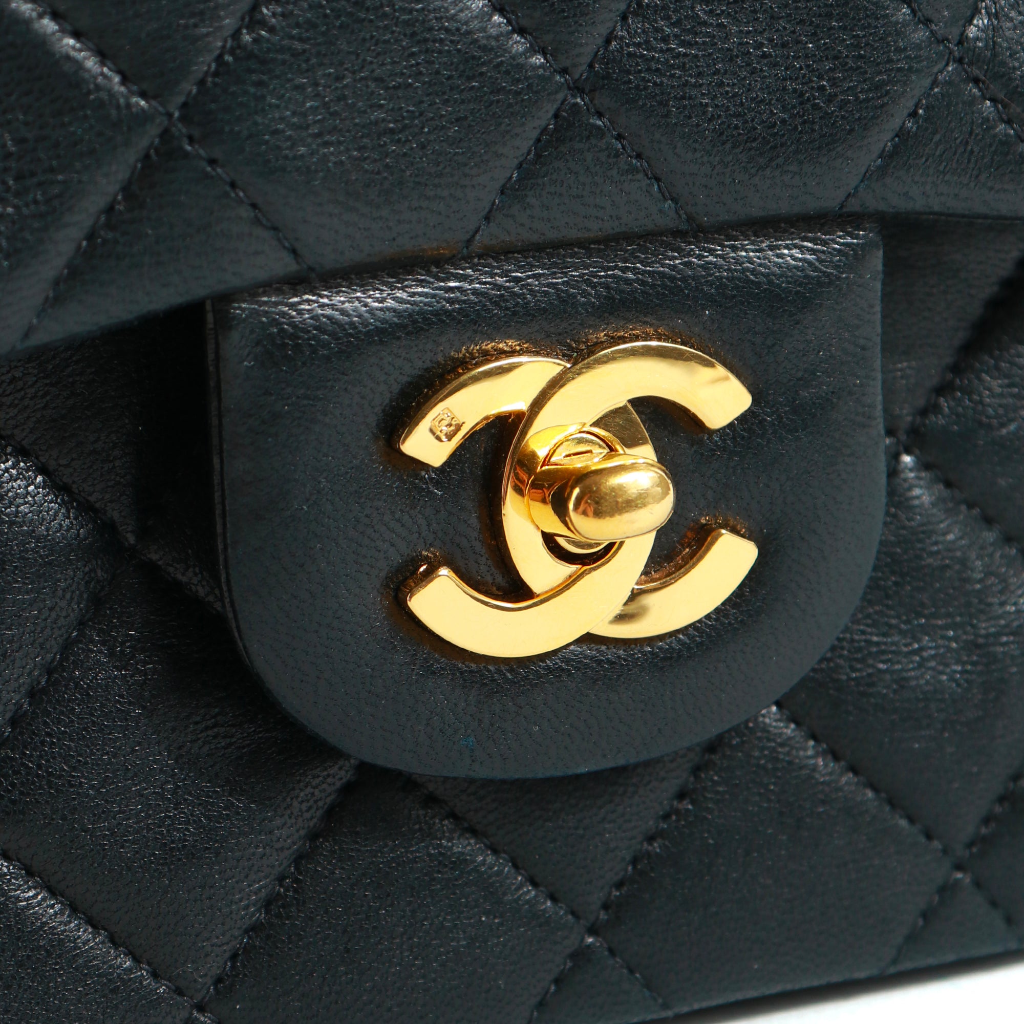 CHANEL - Sac à main Timeless 23 double flap en cuir matelassé noir vintage