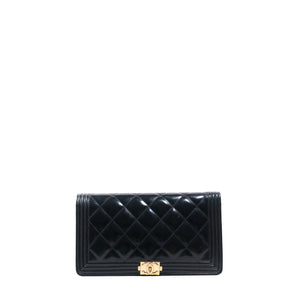 CHANEL - Boy wallet in patent quilted leather