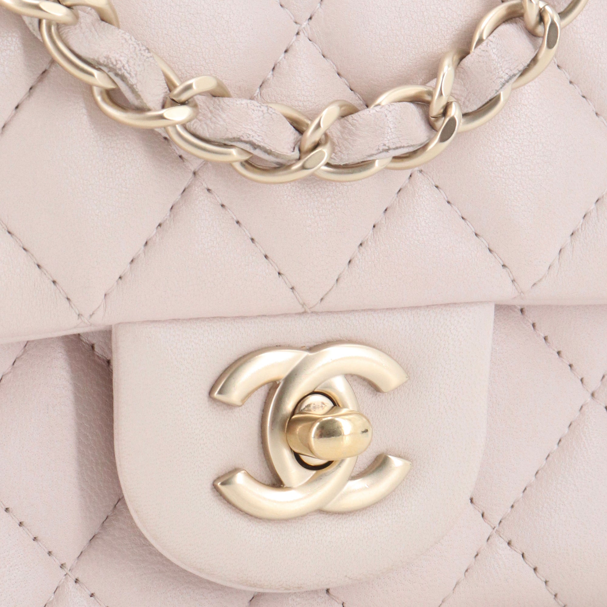 CHANEL - Sac à bandoulière Classique/Timeless Chanel mini rectangle en cuir beige