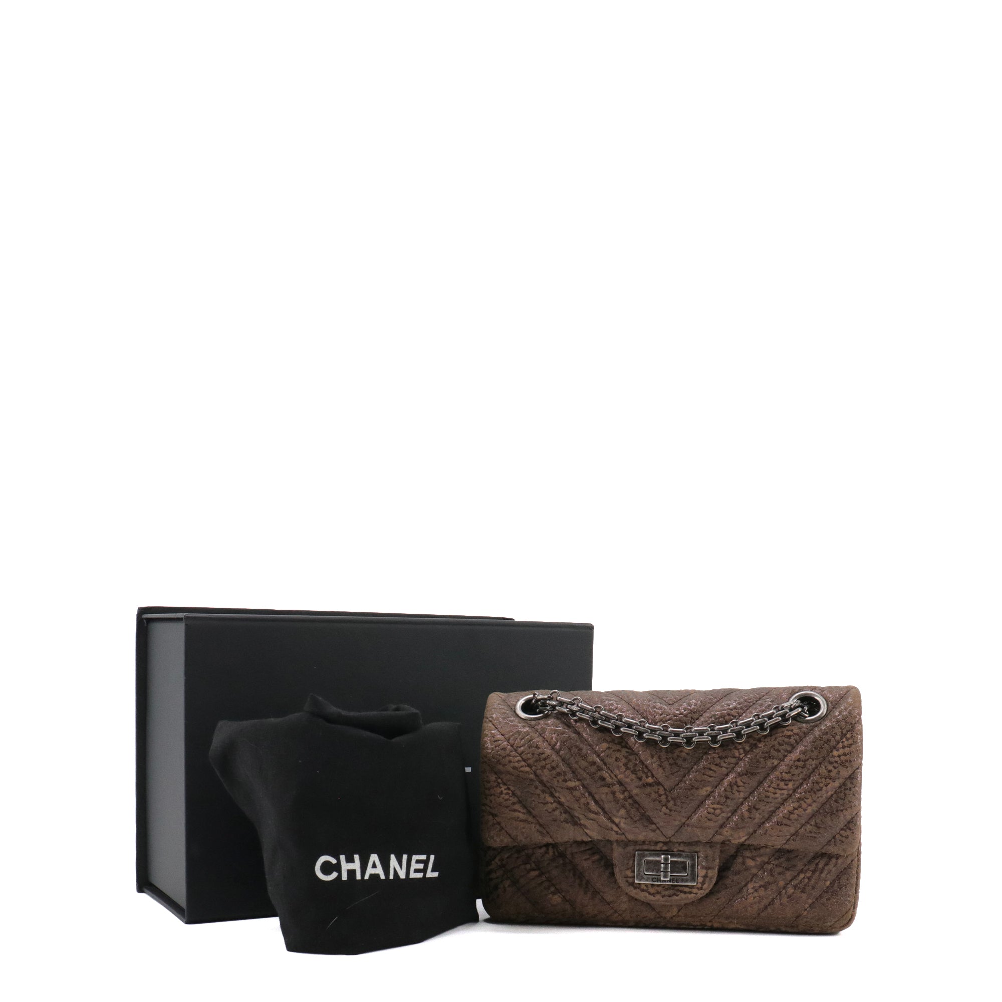 CHANEL - Sac à bandoulière 2.55 Chanel en cuir chevron et nubuck marron
