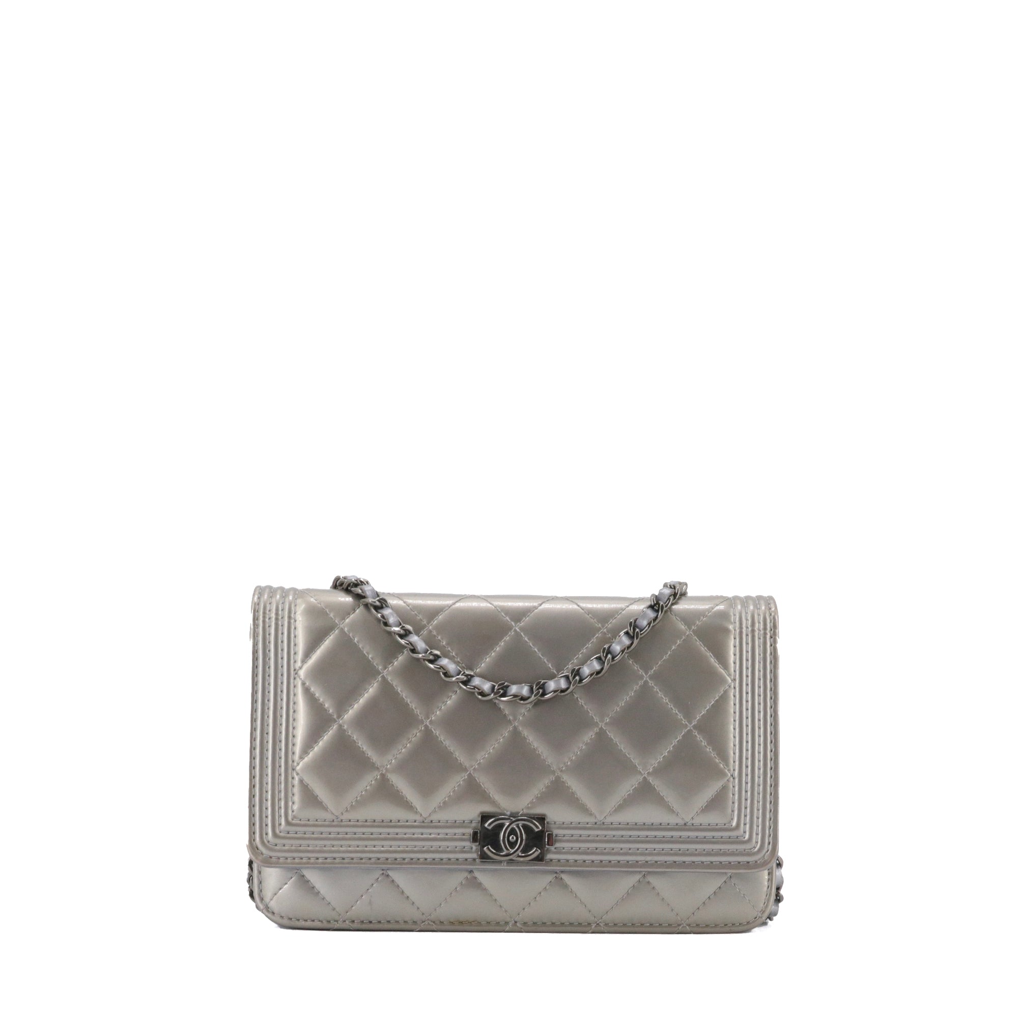 CHANEL - Sac à bandoulière Wallet On Chain Boy Chanel en cuir verni argenté