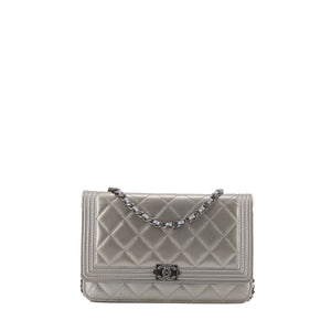 CHANEL - Sac à bandoulière Wallet On Chain Boy Chanel en cuir verni argenté