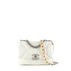 CHANEL - Sac à bandoulière 19 en cuir matelassé blanc