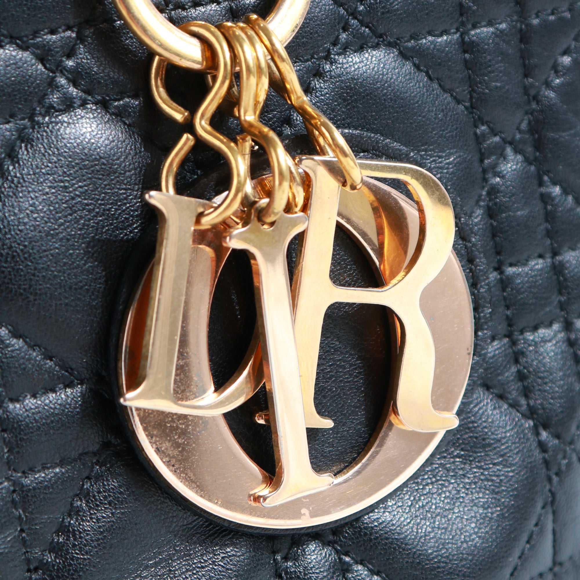 DIOR - Sac à main Lady Dior medium en cuir noir vintage