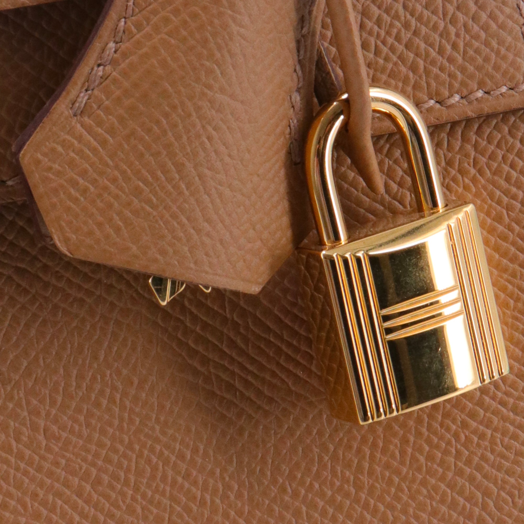 HERMÈS - Sac à main Kelly 28 Hermès en cuir epsom biscuit sellier