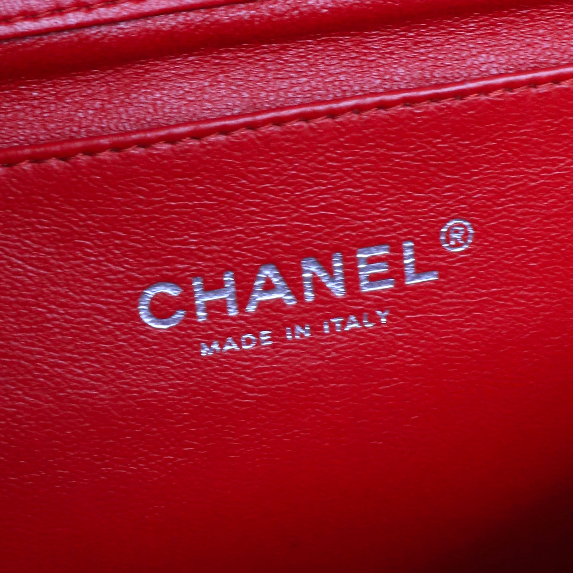 CHANEL - Sac à épaule Enveloppe Timeless/Classique Chanel en cuir lisse rouge