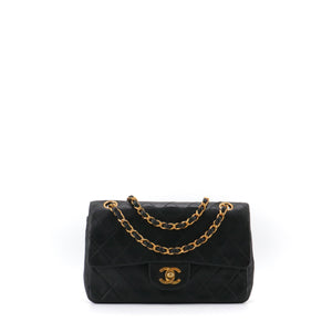 CHANEL - Sac à bandoulière Classique/Timeless small Chanel en cuir lisse noir vintage