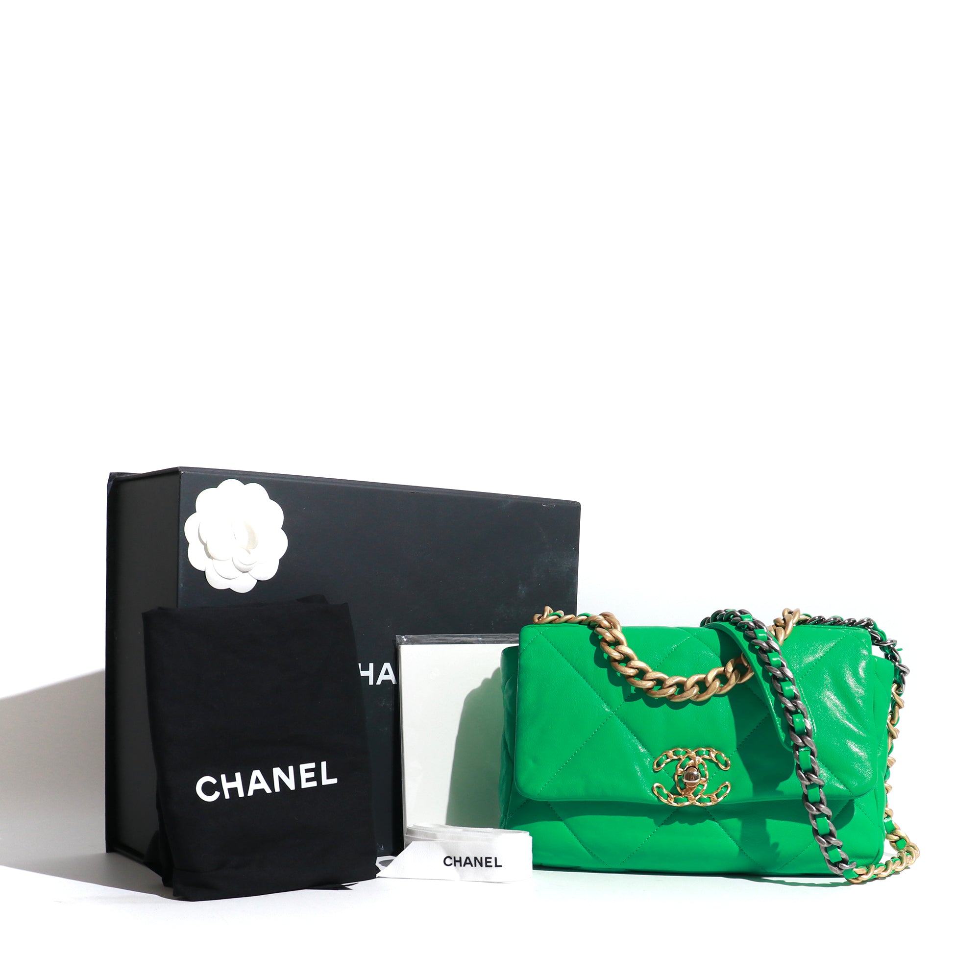 CHANEL - 19 shoulder bag in green quilted leather