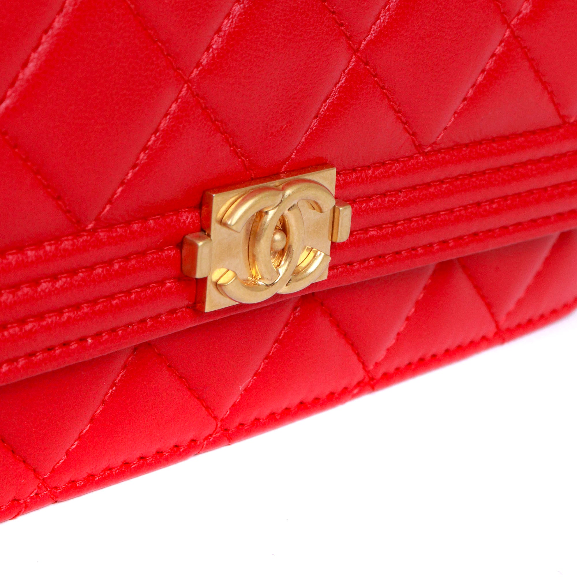 CHANEL - Sac à bandoulière Wallet On Chain Boy Chanel en cuir lisse rouge