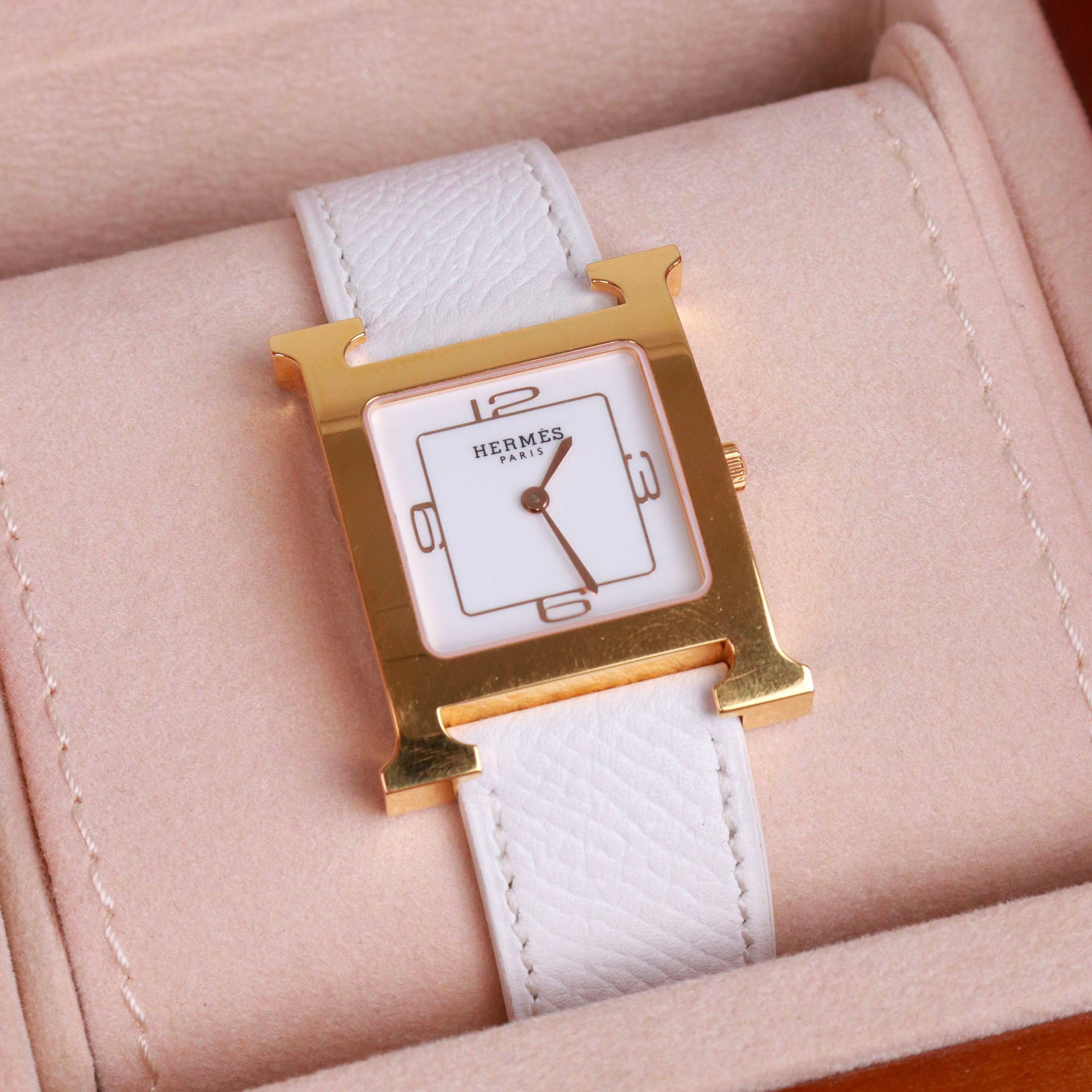 HERMÈS - Montre Heure H Hermès moyen modèle en or et cuir blanc