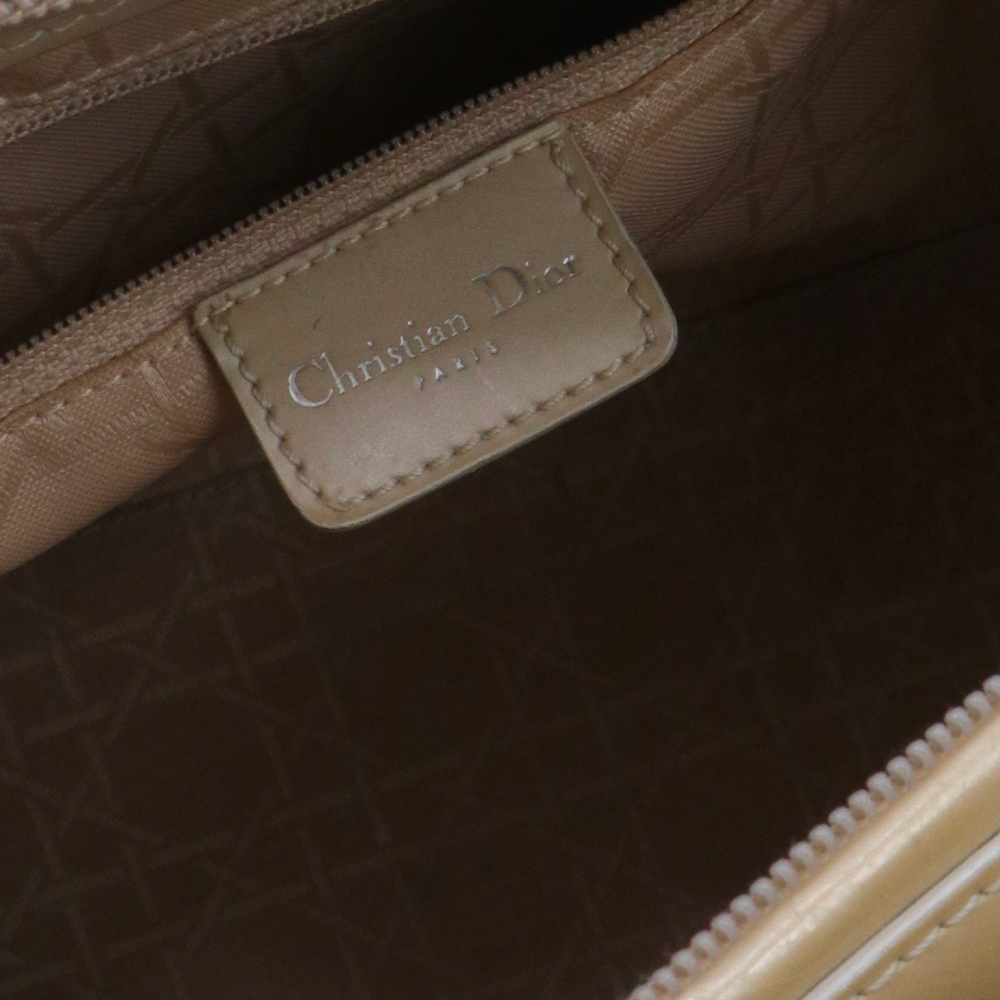 DIOR - Sac à bandoulière Lady Perla Dior en cuir verni beige