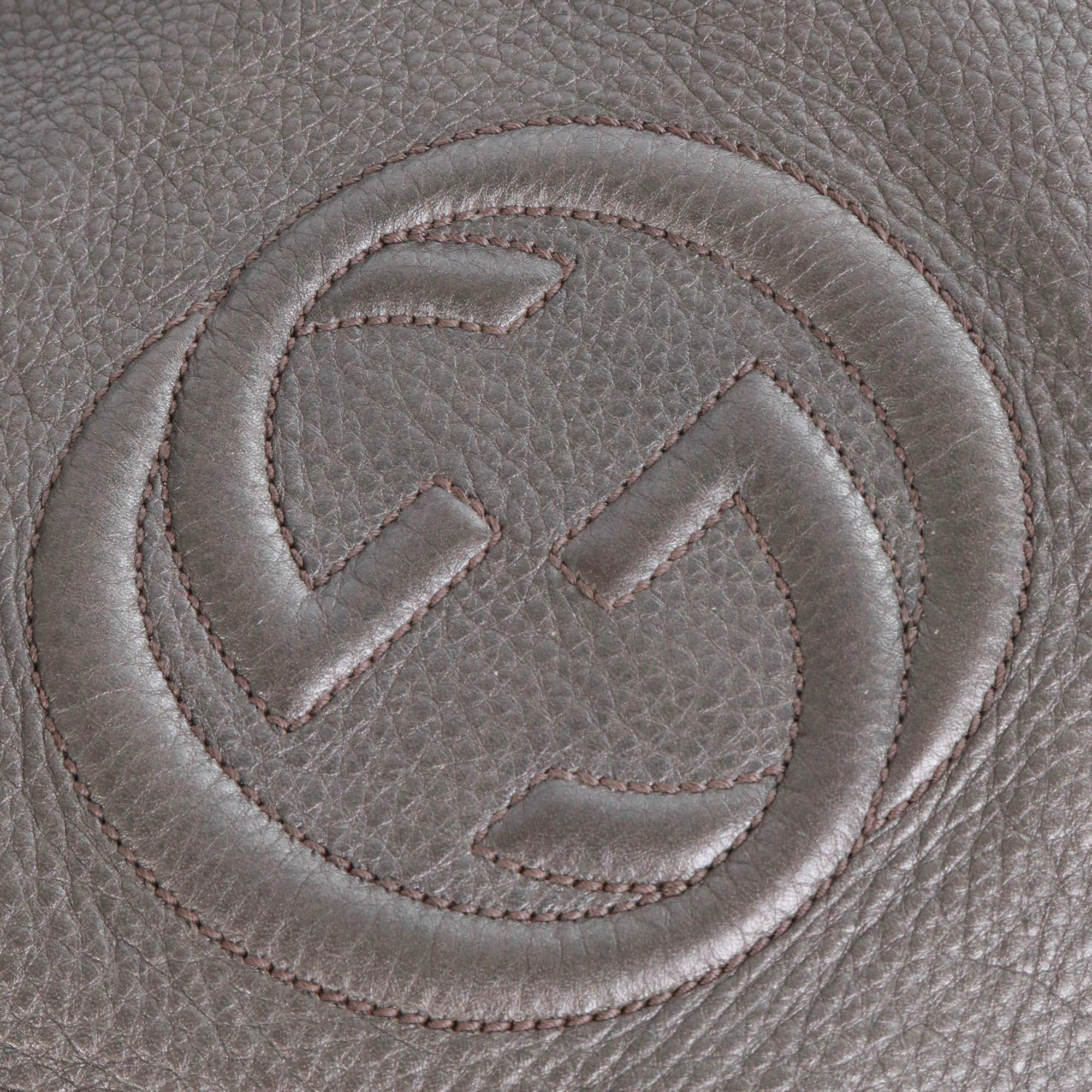 GUCCI - Sac cabas Soho Gucci en cuir grainé argenté vintage