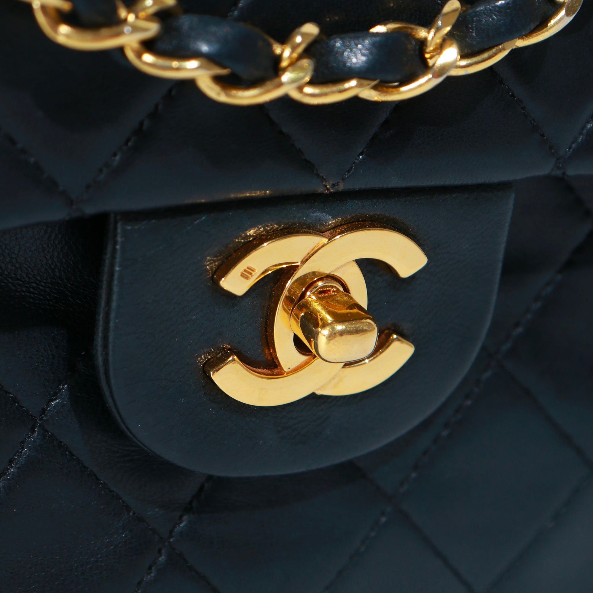 CHANEL - Sac à main Timeless 25 double flap en cuir matelassé noir vintage