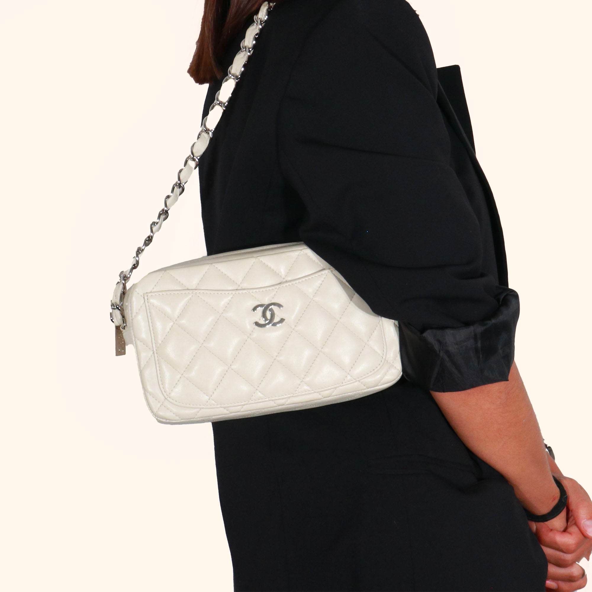 CHANEL - Sac à épaule Caméra Chanel vintage en cuir blanc crème