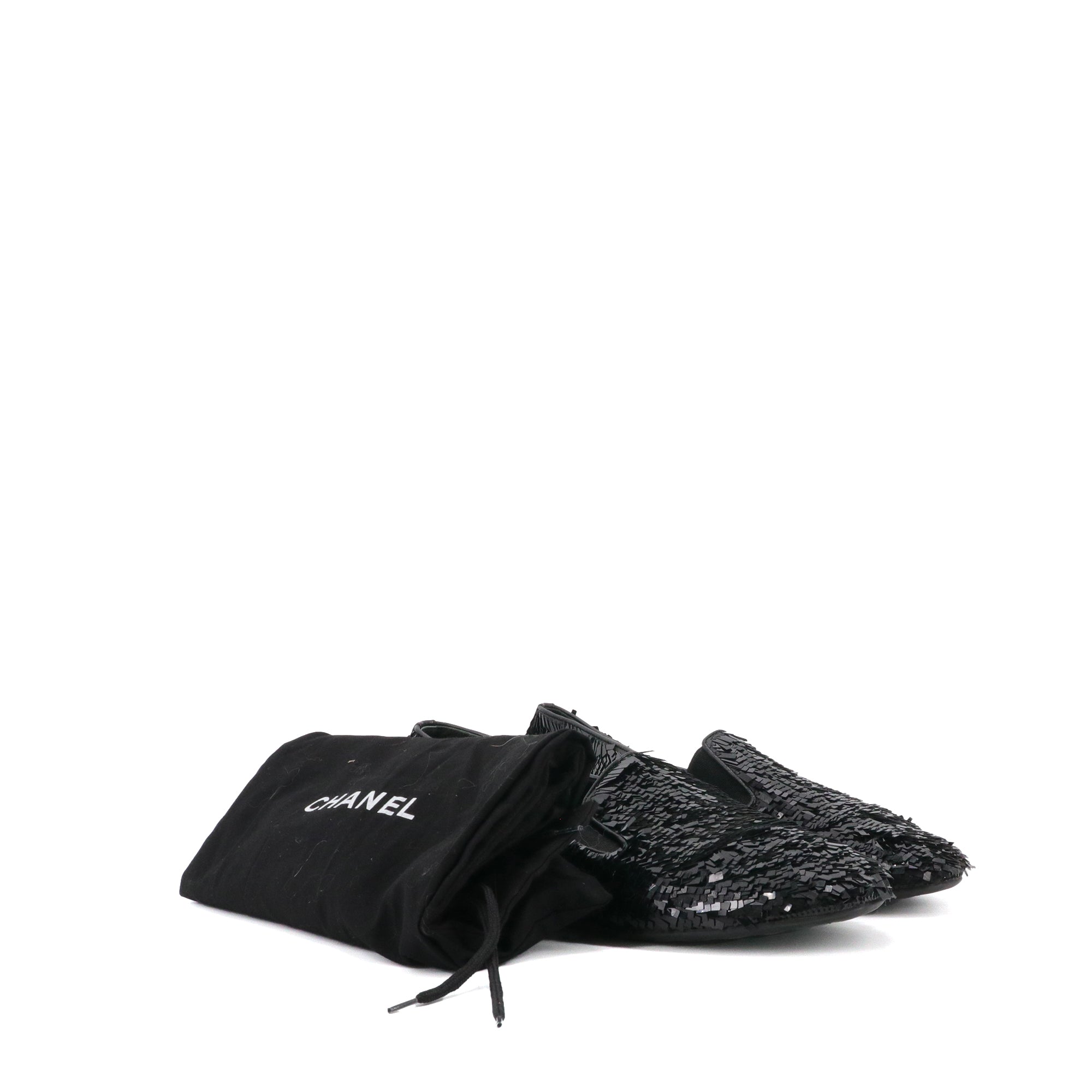 CHANEL - Mocassins Chanel ornées de sequins noirs (T38.5)