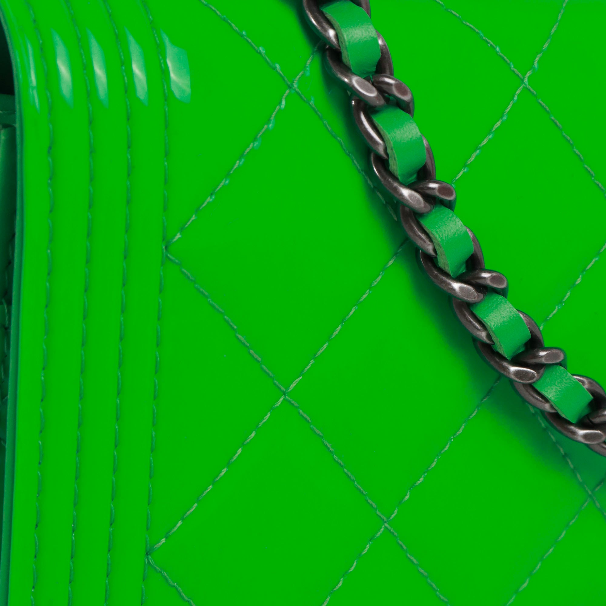 CHANEL - Sac à bandoulière Wallet On Chain Boy Chanel en cuir verni vert fluo