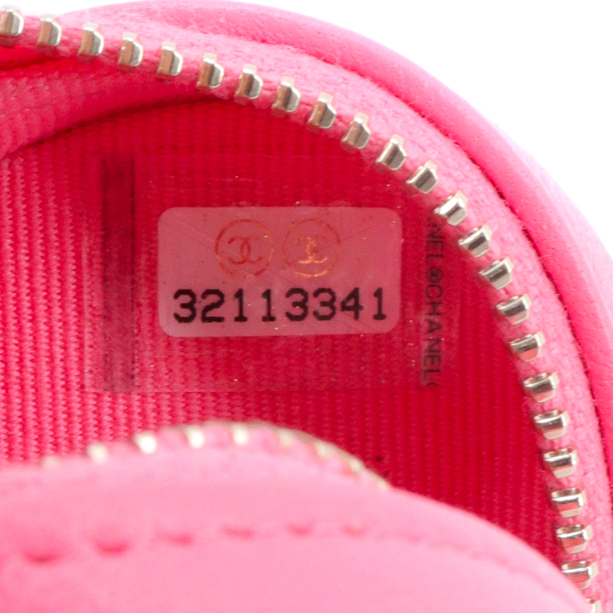 CHANEL - Porte monnaie Cœur In Love Chanel en cuir matelassé rose avec élastique