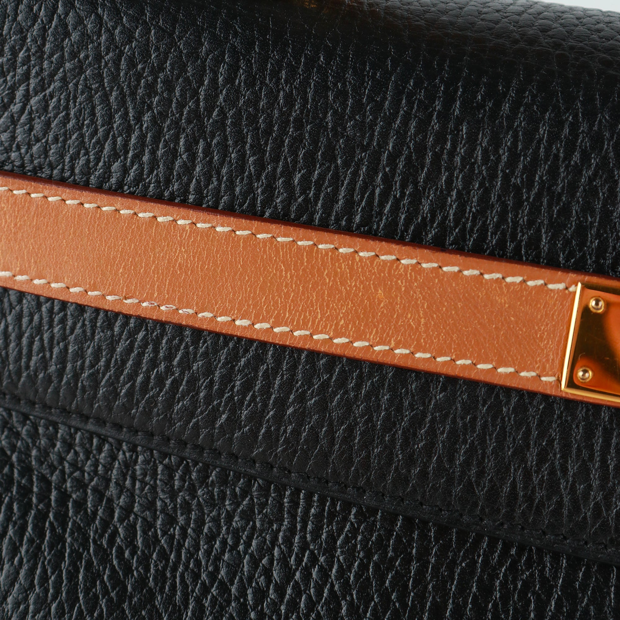 HERMÈS - Sac à main Kelly 35 en cuir togo bicolore noir et gold