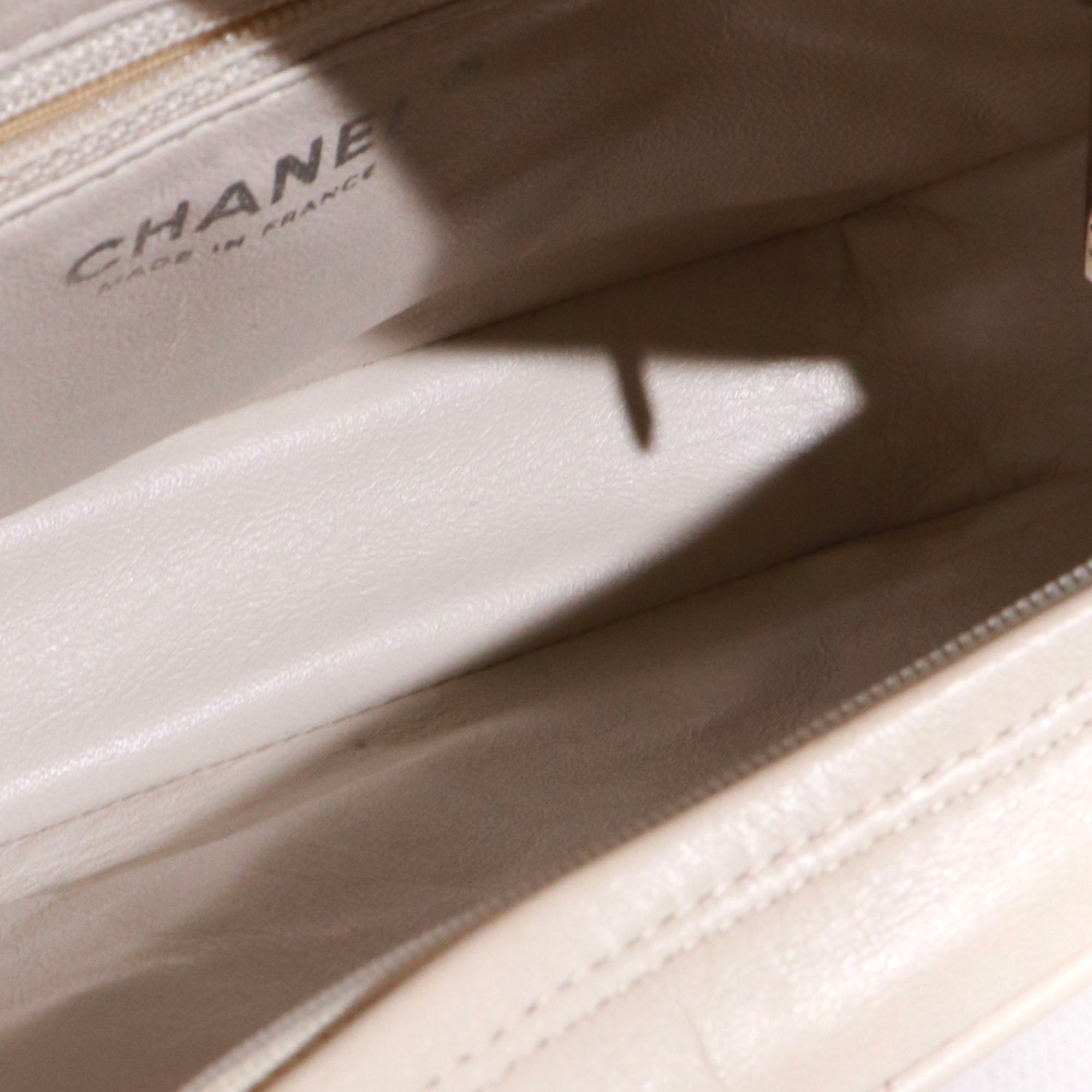 CHANEL - Sac à épaule Caméra Chanel vintage en cuir blanc crème