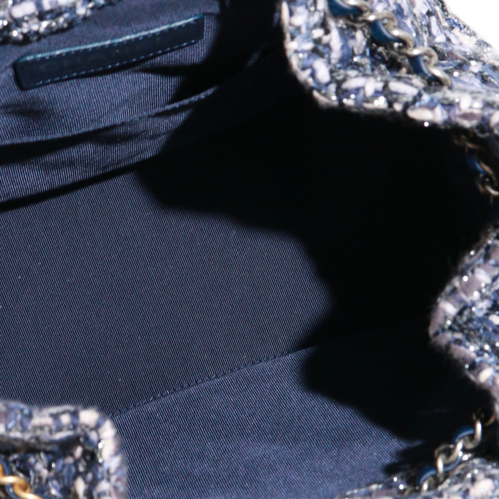 CHANEL - Sac à dos Gabrielle Chanel en tweed bleu marine