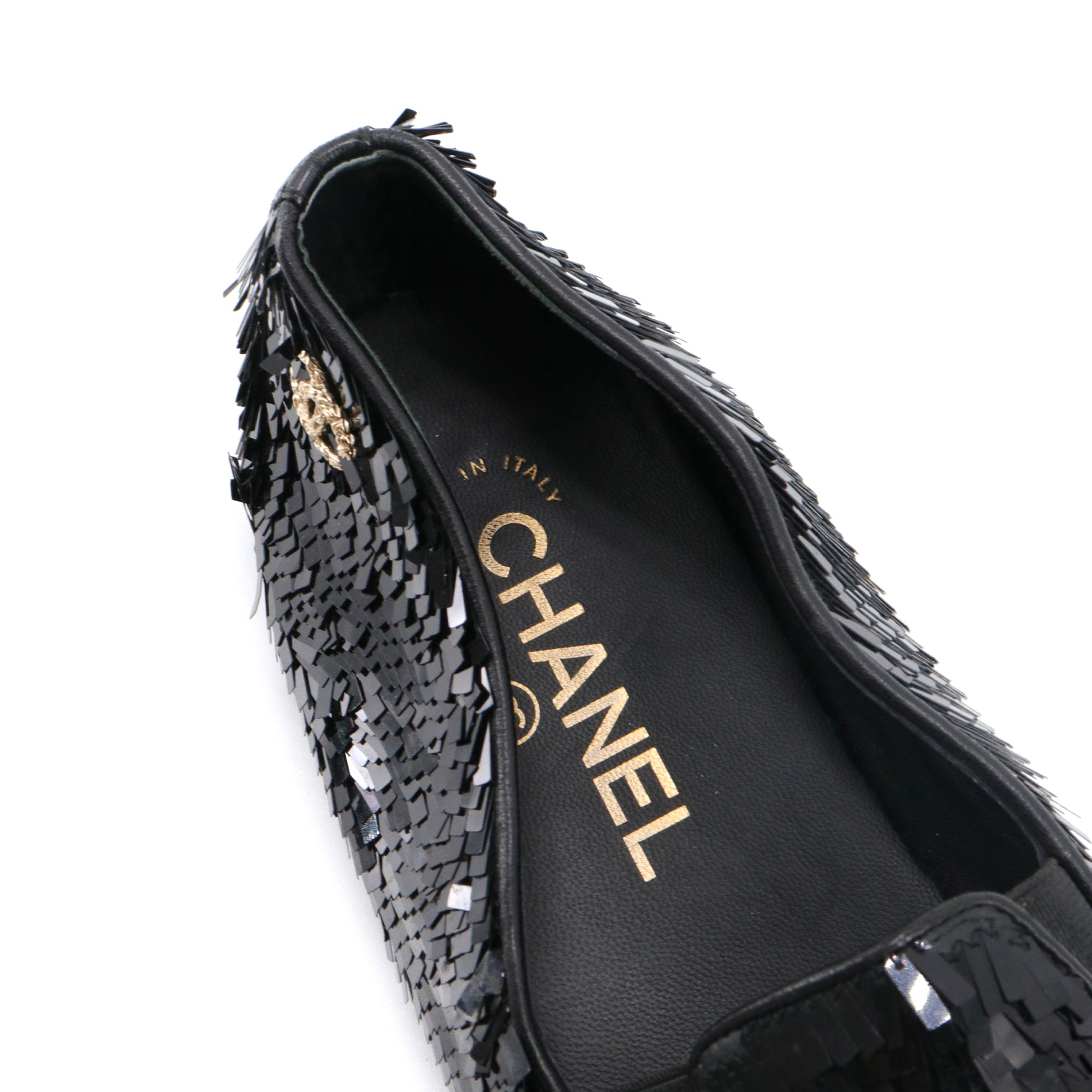 CHANEL - Mocassins Chanel ornées de sequins noirs (T38.5)