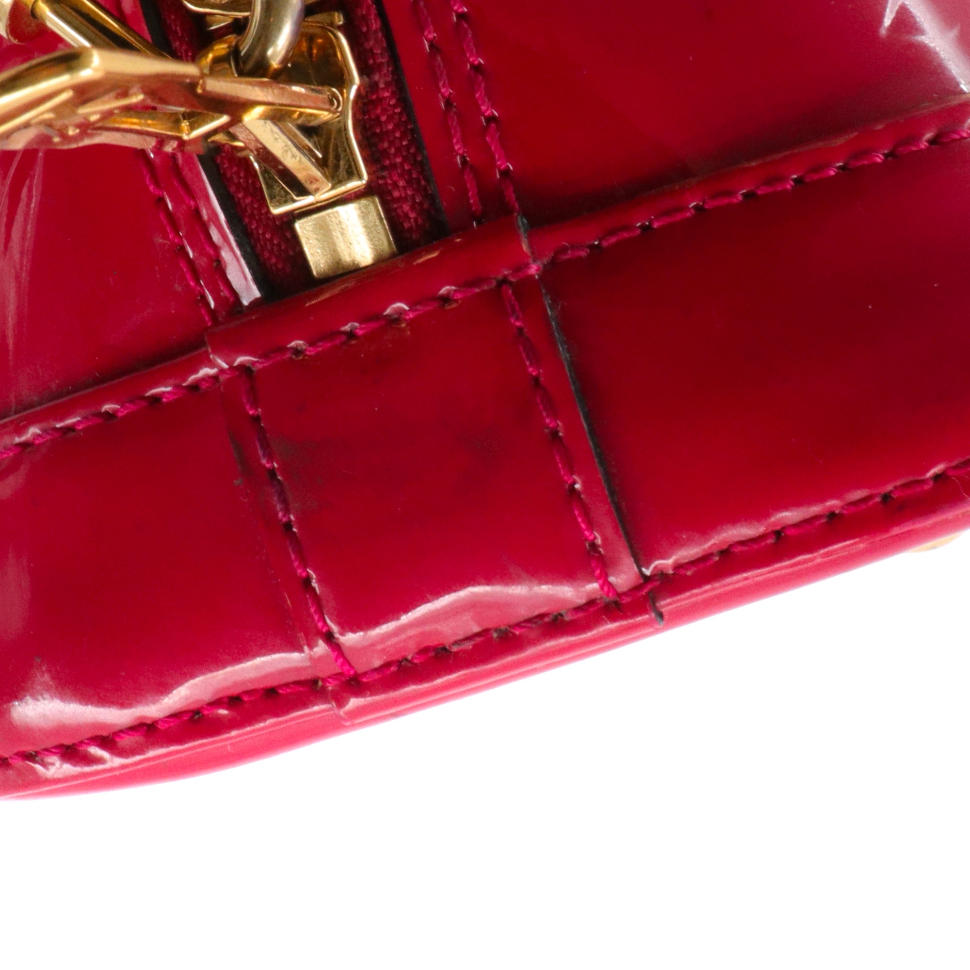 LOUIS VUITTON - Sac à bandoulière Alma BB Louis Vuitton en cuir verni rouge framboise