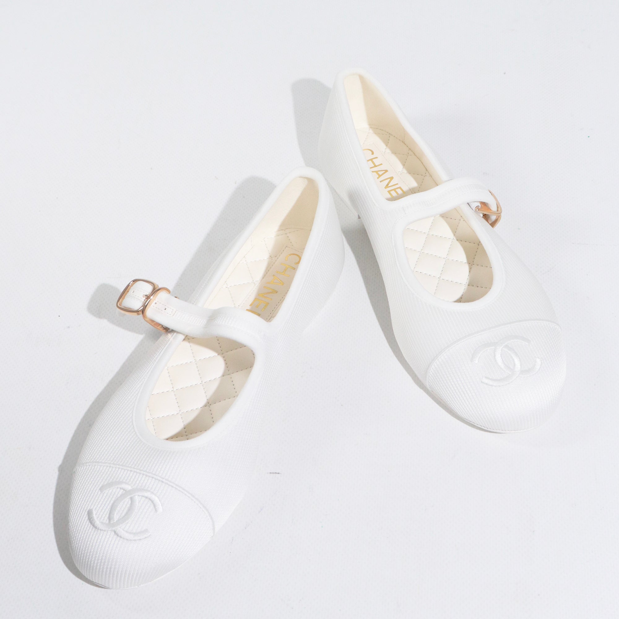 CHANEL - Ballerines Mary Janes en toile blanche (T38)