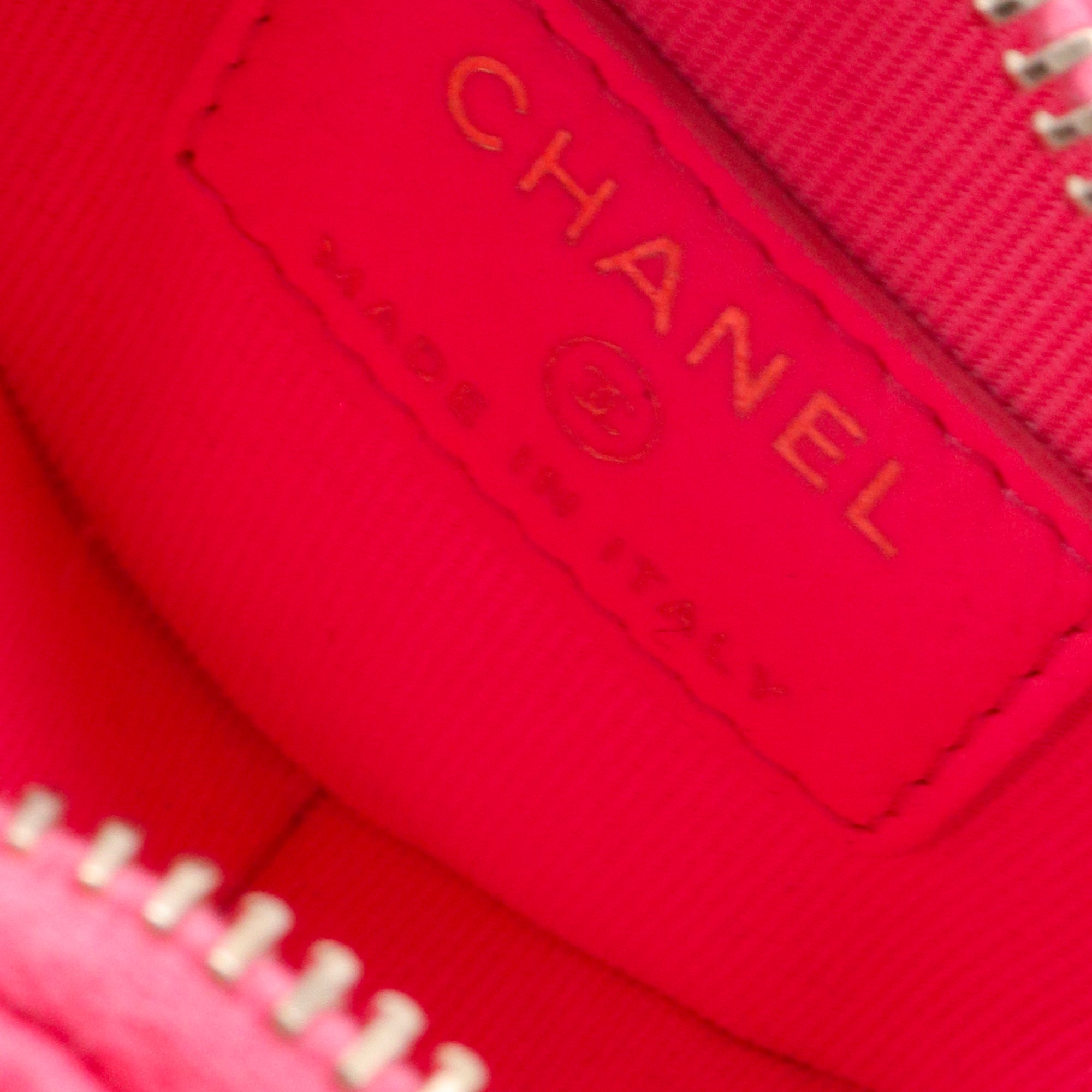 CHANEL - Porte monnaie Cœur In Love Chanel en cuir matelassé rose avec élastique