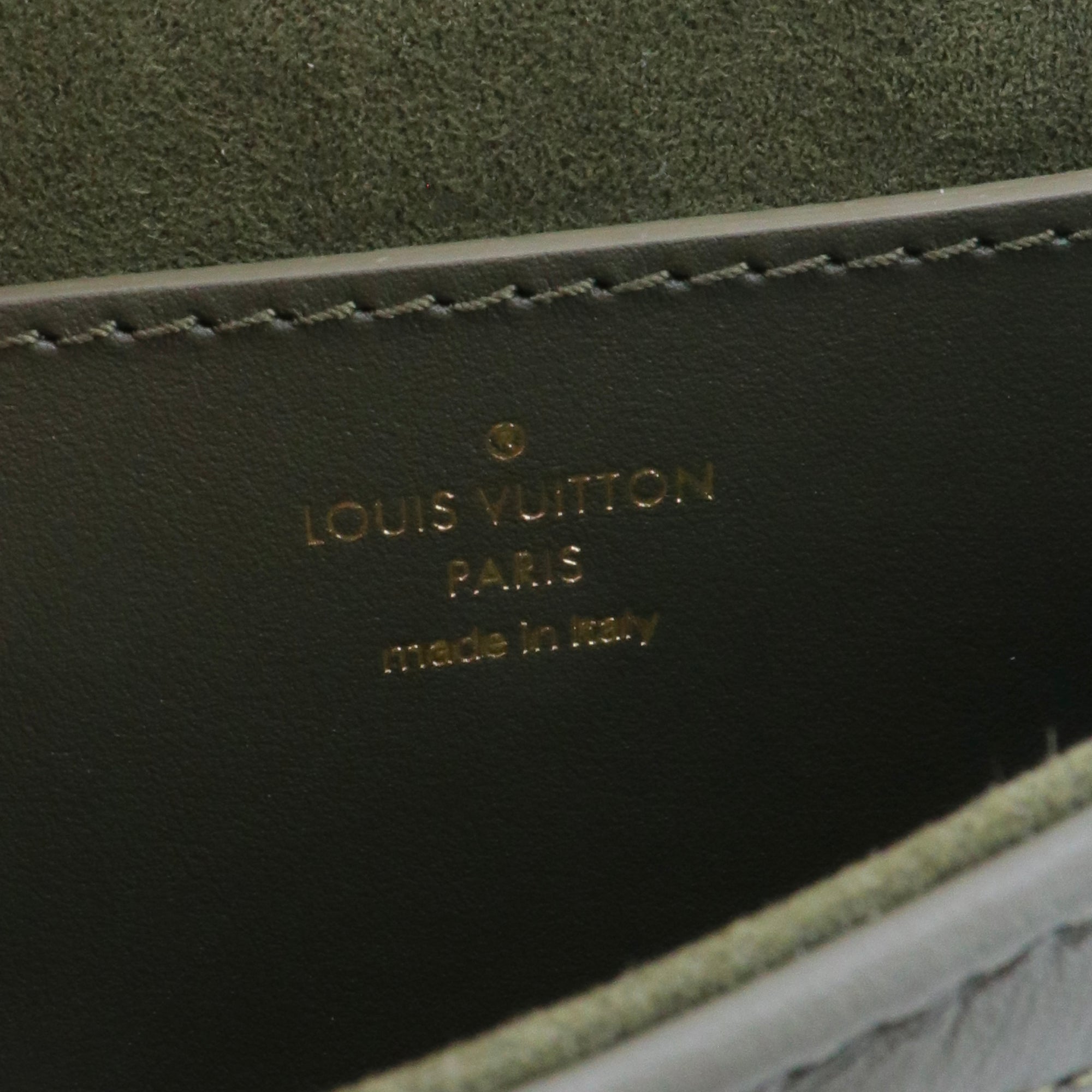 LOUIS VUITTON - Louis Vuitton New Wave Multi-pocket shoulder bag in khaki leather