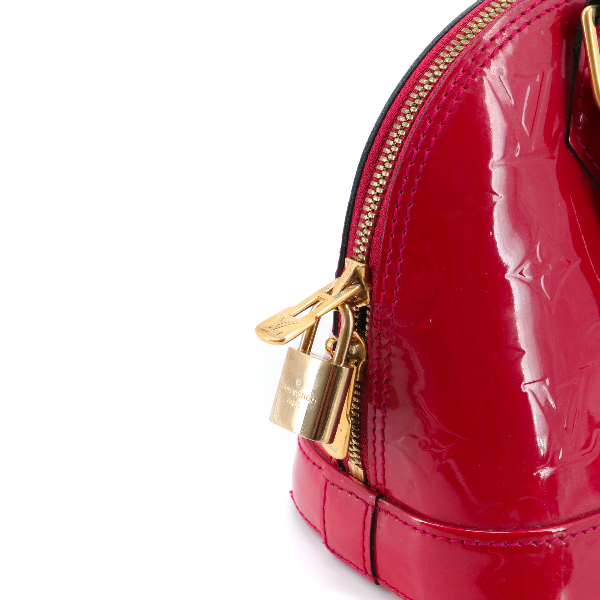 LOUIS VUITTON - Sac à bandoulière Alma BB Louis Vuitton en cuir verni rouge framboise