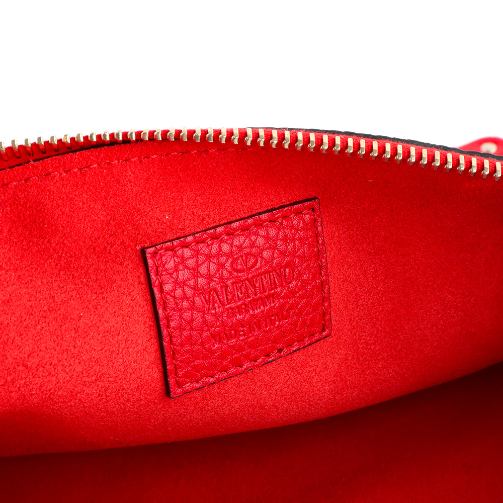 VALENTINO - Pochette Rockstud en cuir grainé rouge