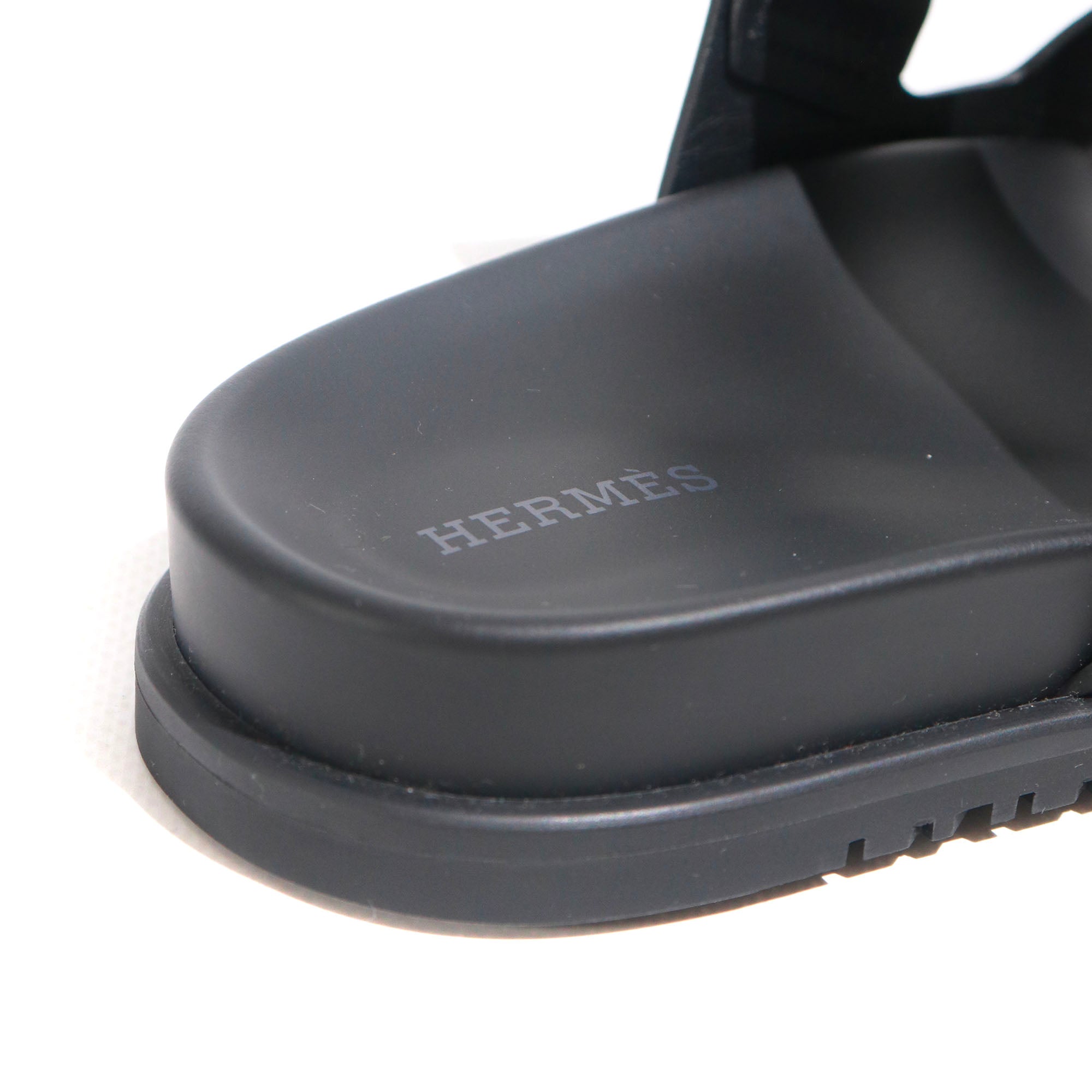 HERMÈS - Chypre sandals in black smooth leather (T38)