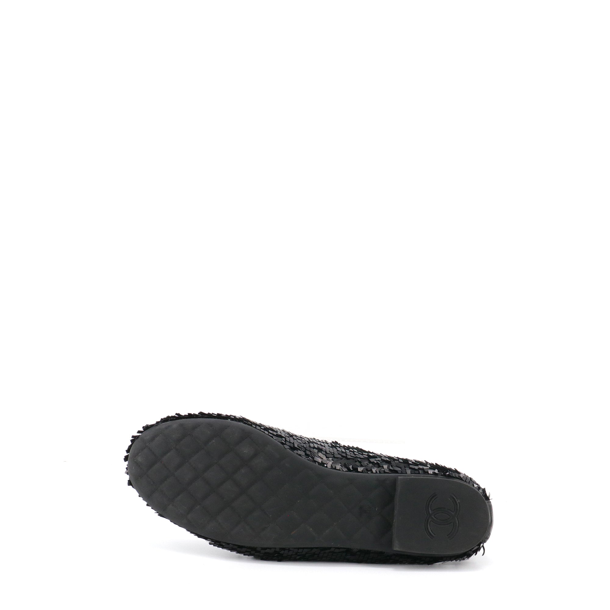 CHANEL - Mocassins Chanel ornées de sequins noirs (T38.5)