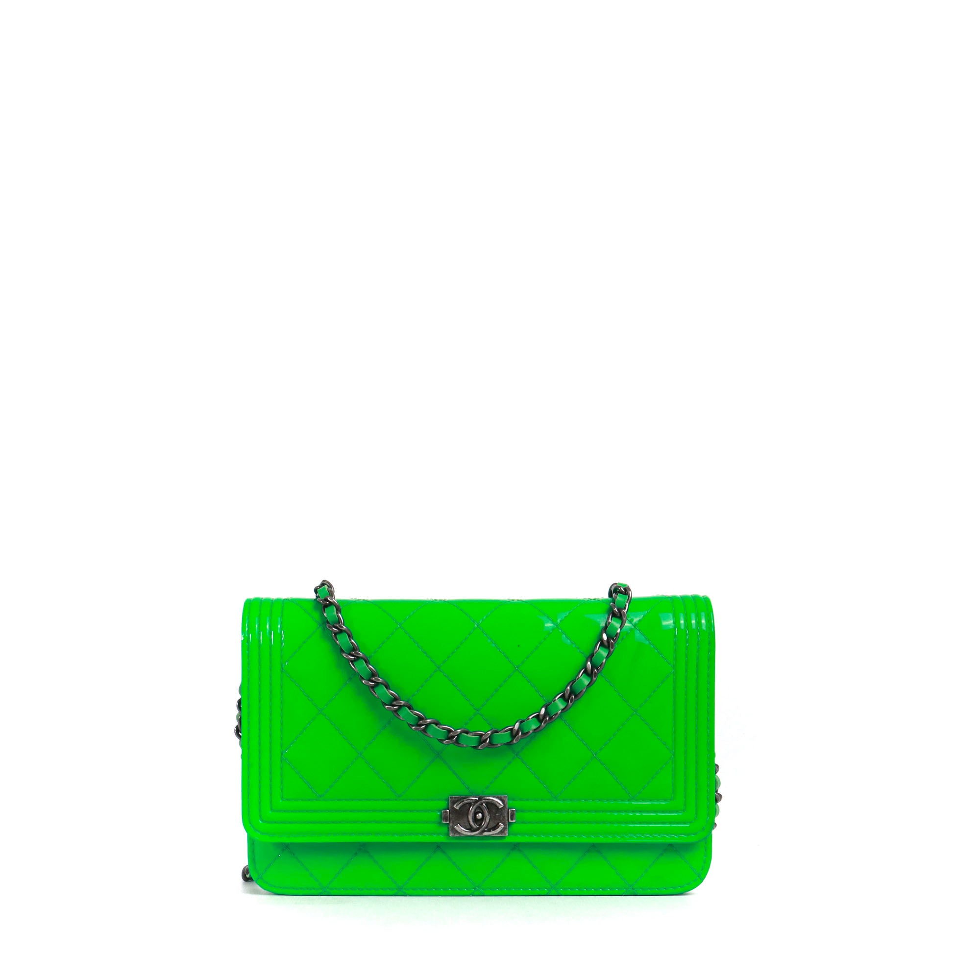 CHANEL - Sac à bandoulière Wallet On Chain Boy Chanel en cuir verni vert fluo