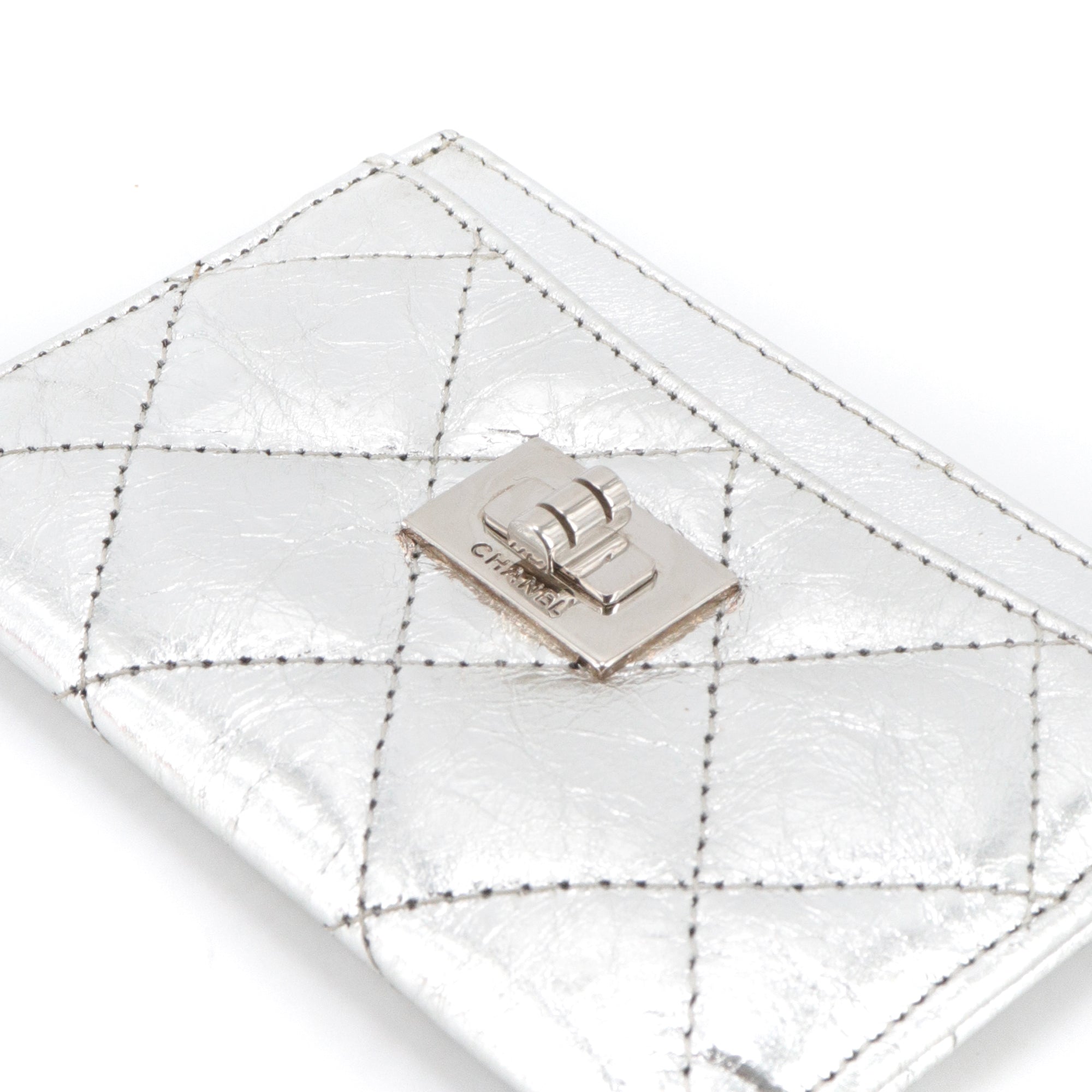 CHANEL - Porte-cartes 2.55 Chanel en cuir argenté métallisé