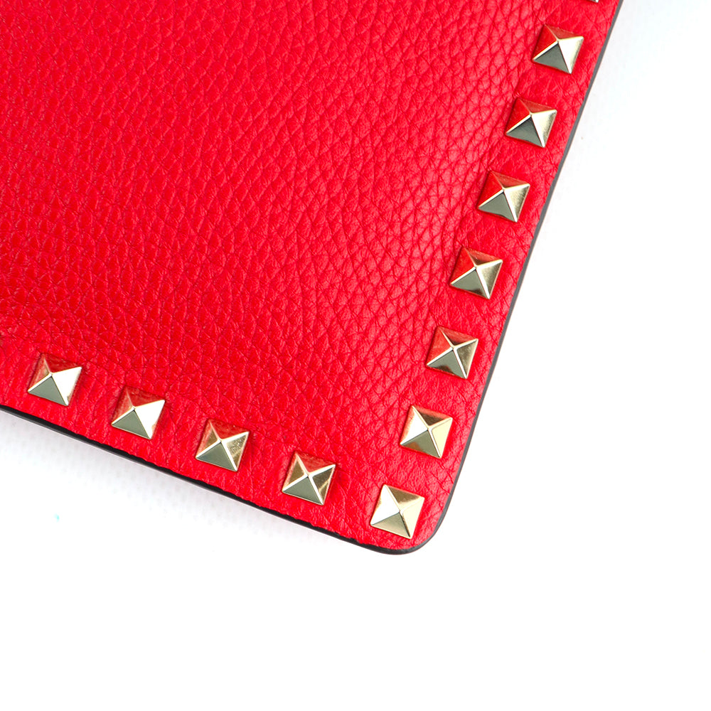 VALENTINO - Pochette Rockstud en cuir grainé rouge