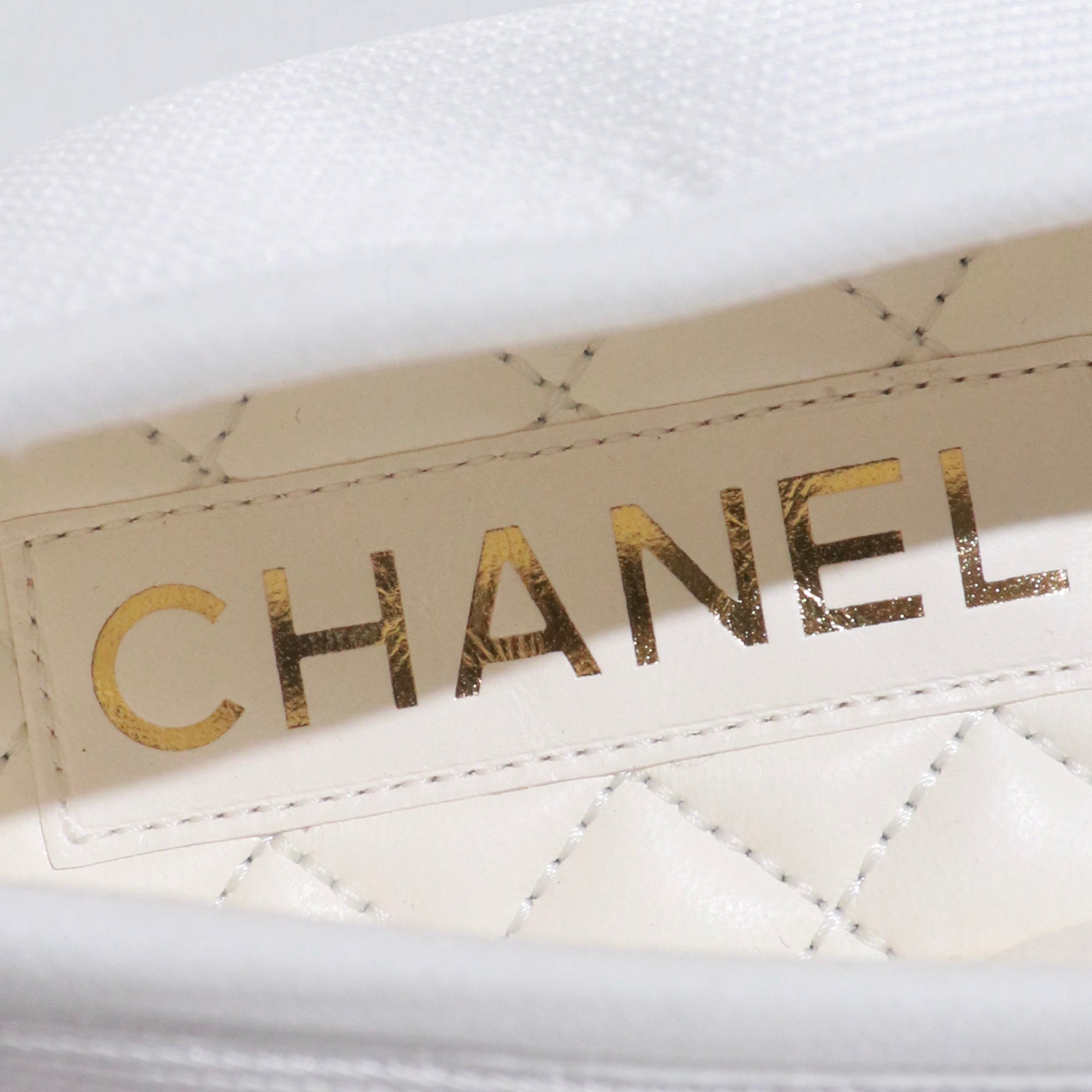 CHANEL - Ballerines Mary Janes en toile blanche (T38)