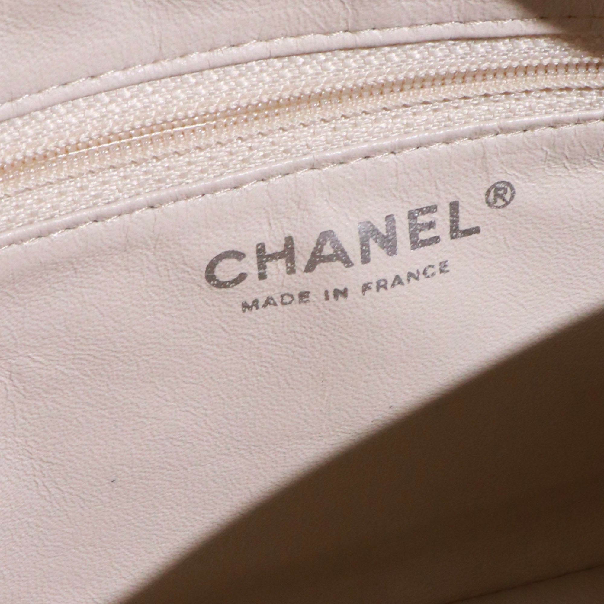 CHANEL - Sac à épaule Caméra Chanel vintage en cuir blanc crème