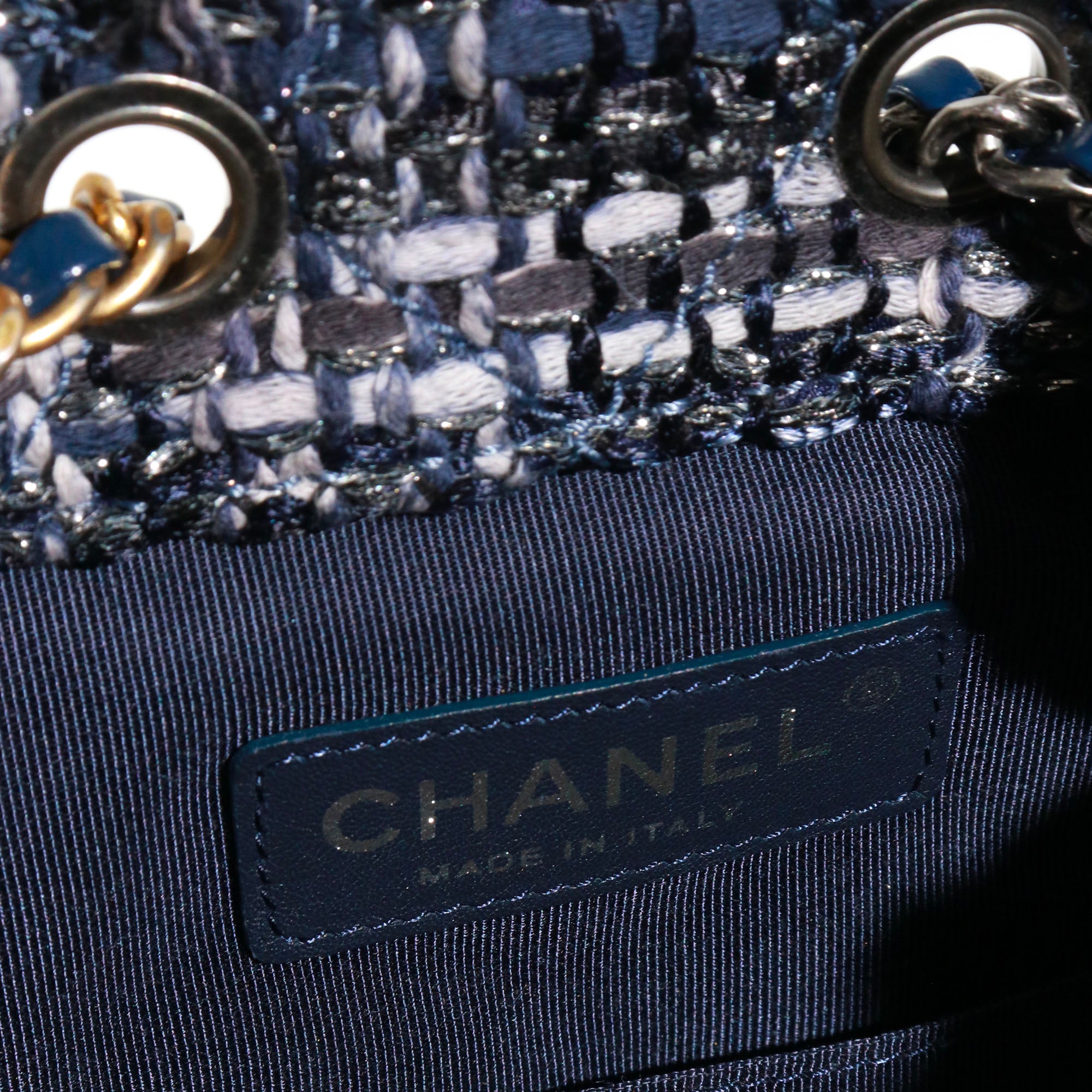 CHANEL - Sac à dos Gabrielle Chanel en tweed bleu marine