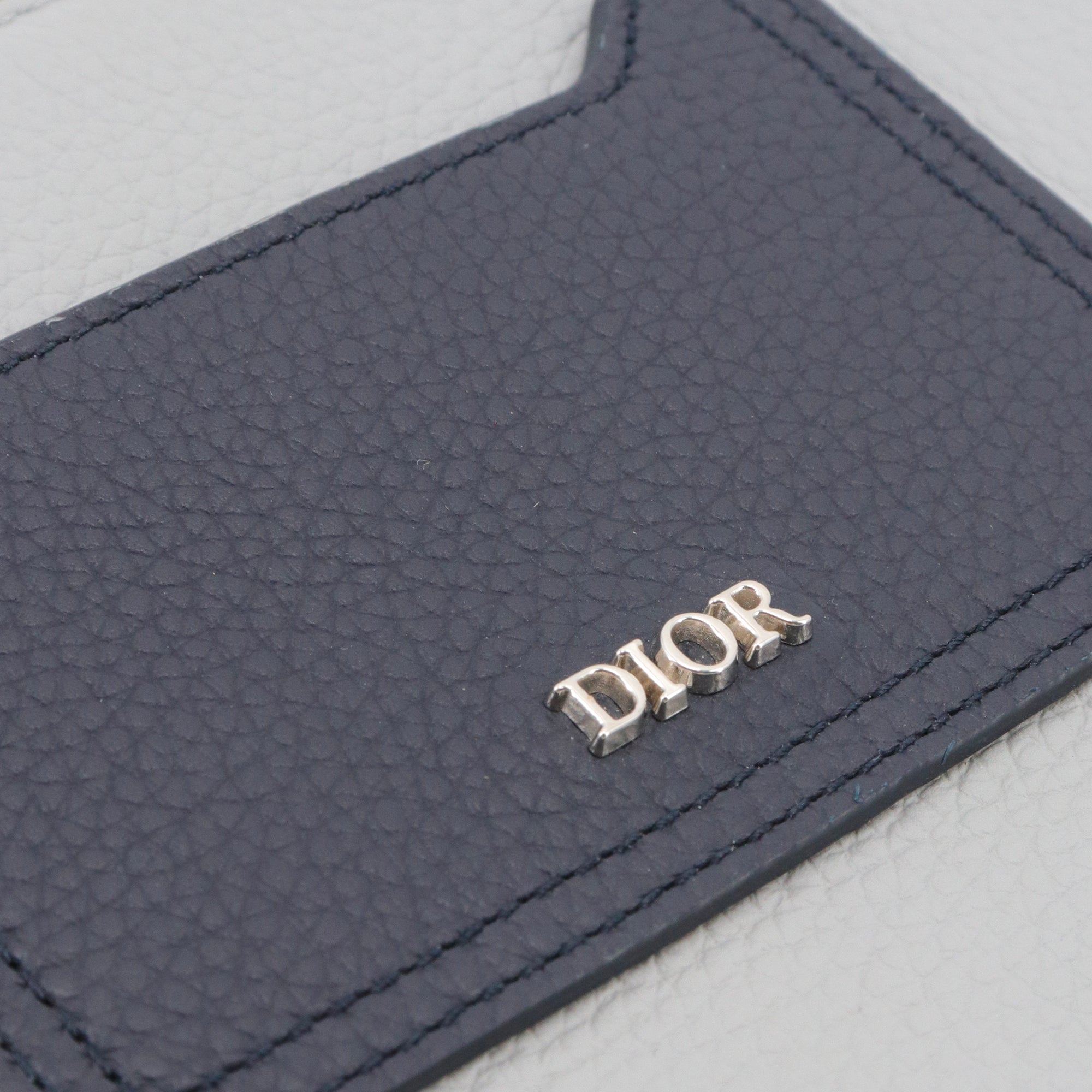 DIOR - Sac à bandoulière Dior en cuir grainé gris et bleu marine
