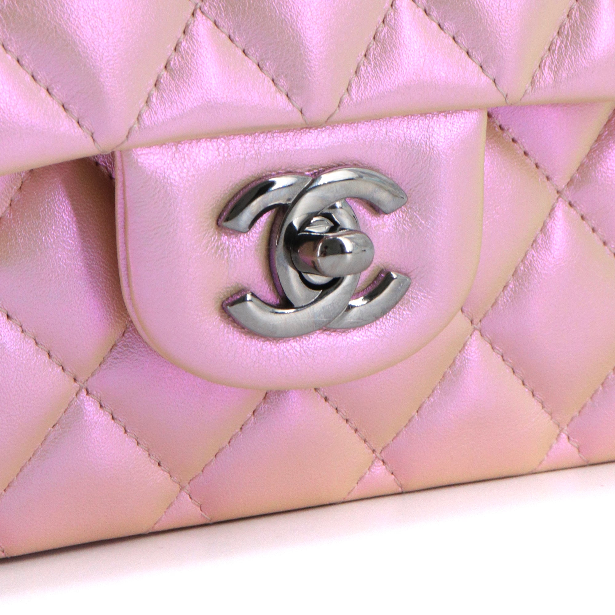 CHANEL - Sac à main Classique/Timeless 11.12 Chanel en cuir irisé rose