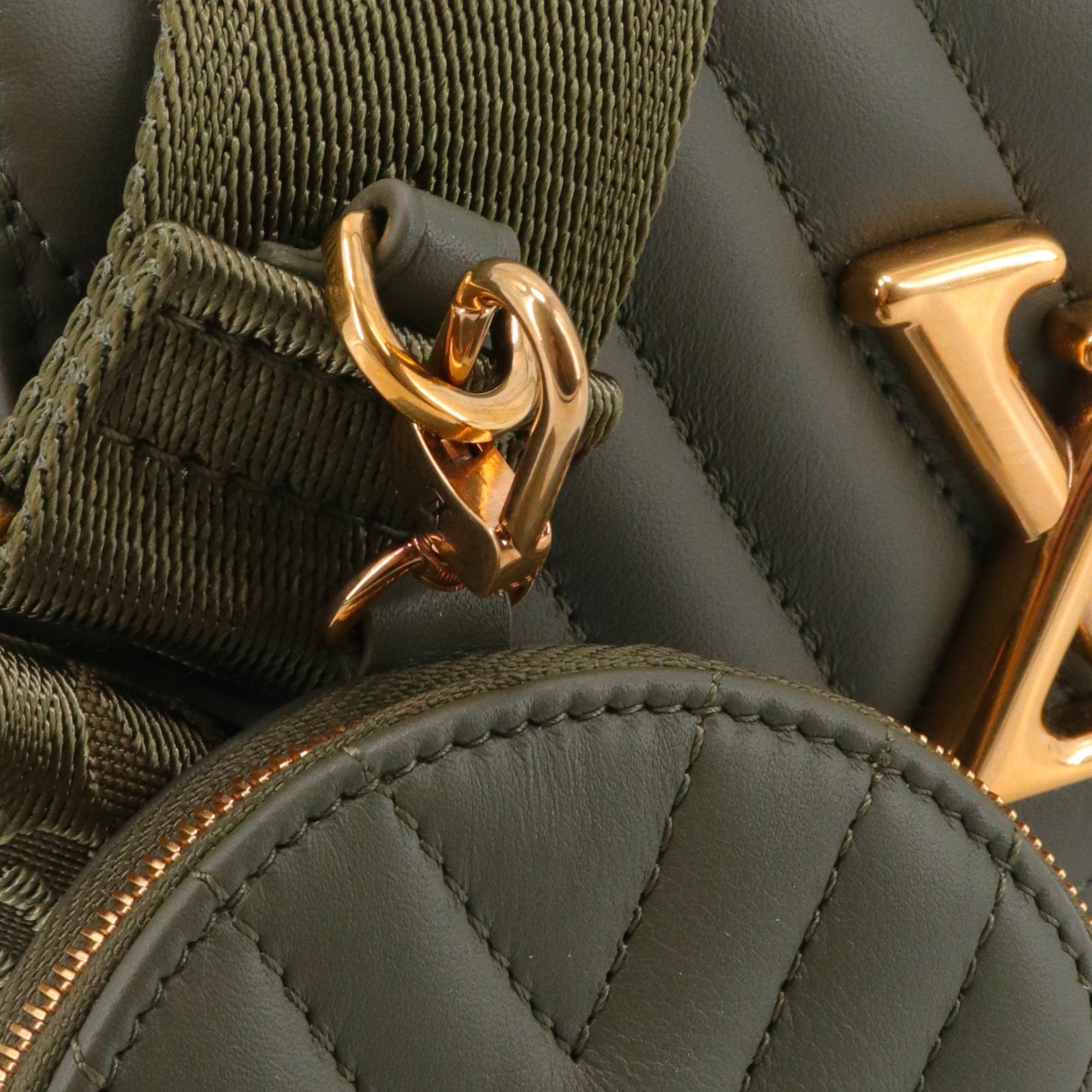 LOUIS VUITTON - Louis Vuitton New Wave Multi-pocket shoulder bag in khaki leather