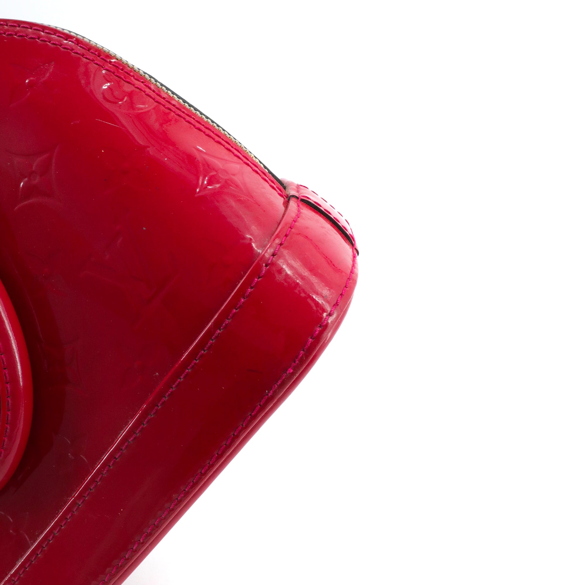 LOUIS VUITTON - Sac à bandoulière Alma BB Louis Vuitton en cuir verni rouge framboise
