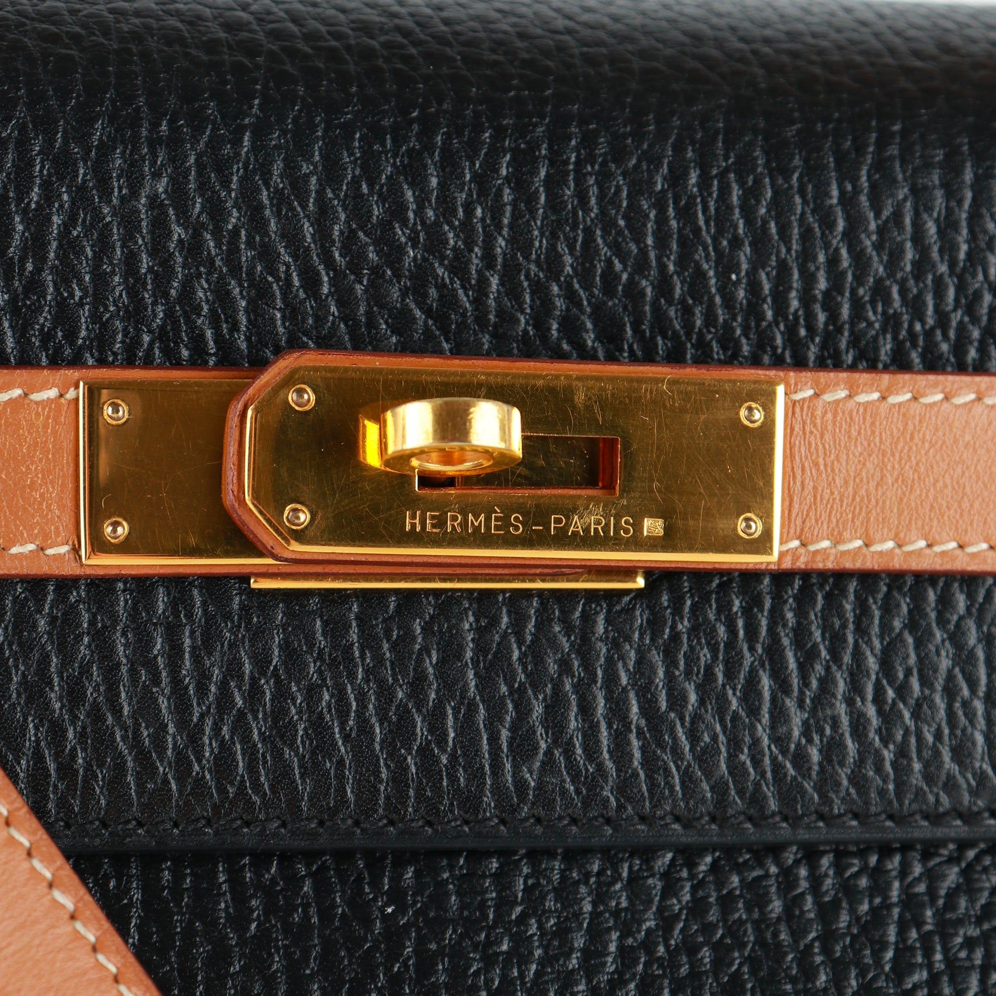 HERMÈS - Sac à main Kelly 35 en cuir togo bicolore noir et gold