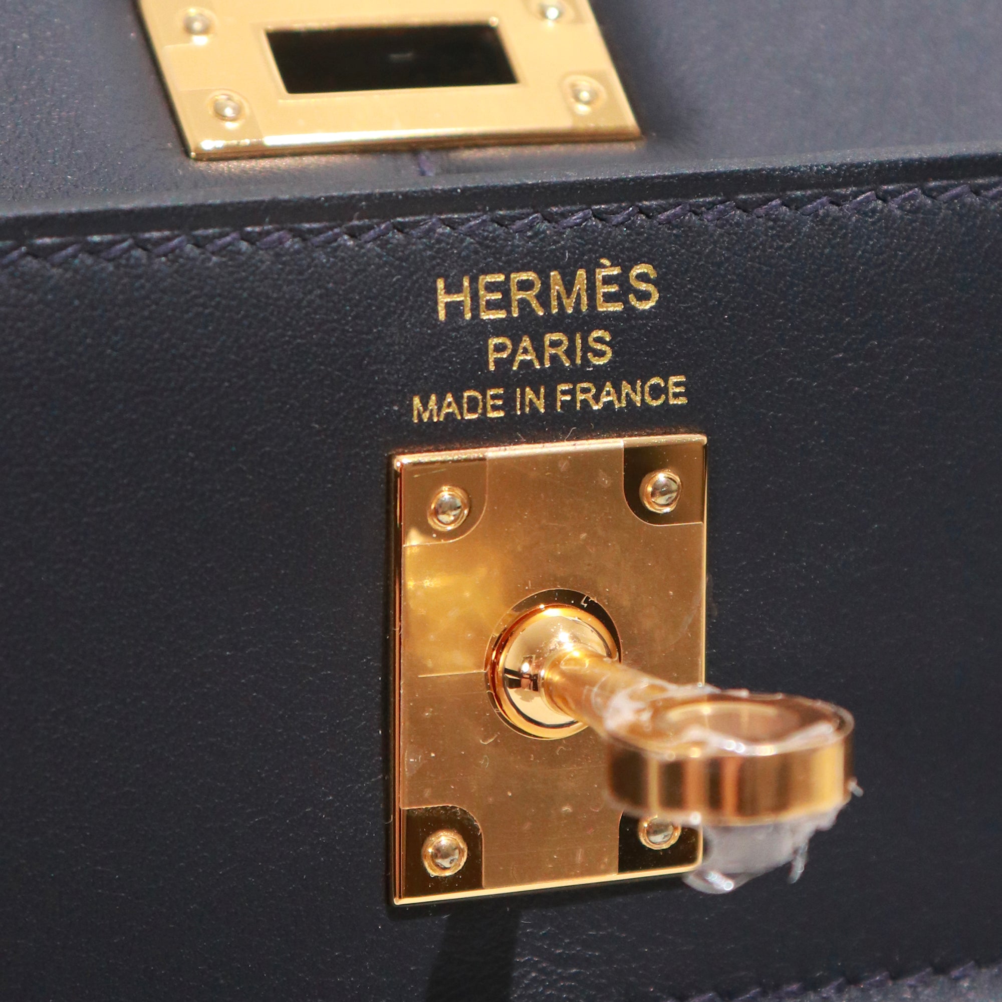 HERMÈS - Sac à main Kelly Padded 25 en cuir Swift Caban bleu marine