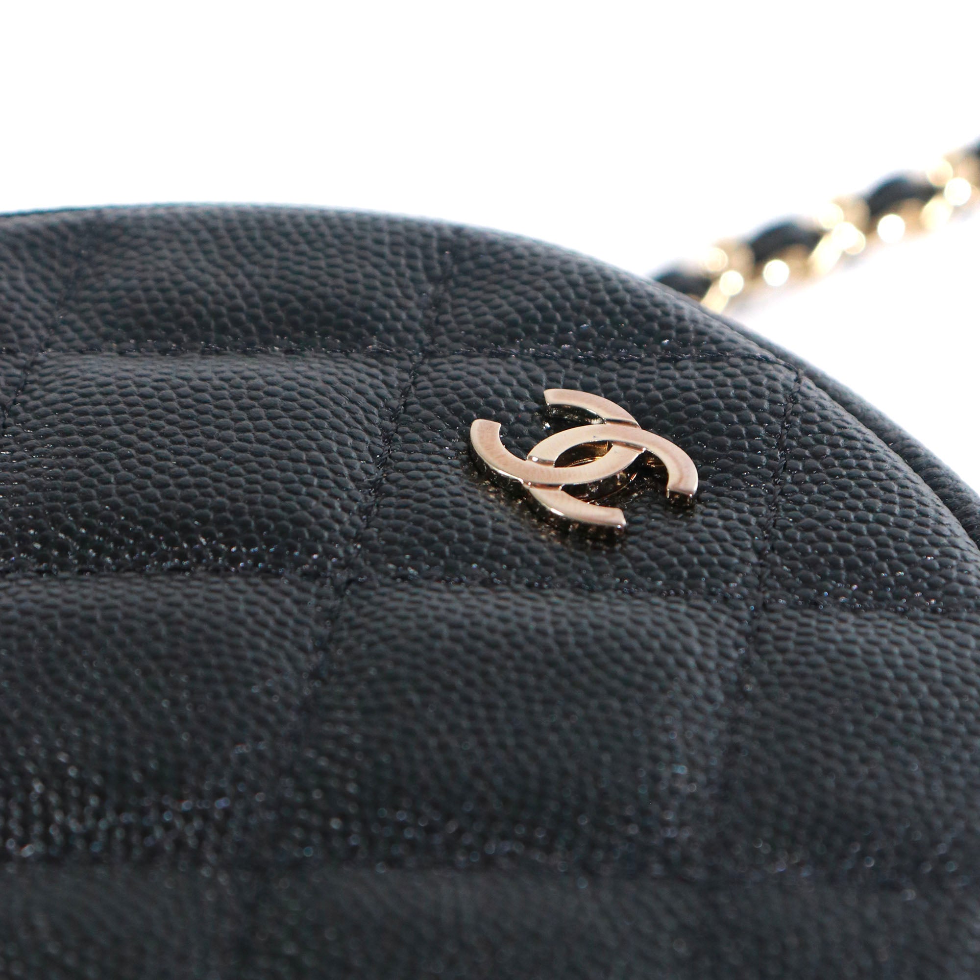 CHANEL - Sac à bandoulière Clutch Chanel rond en cuir caviar noir
